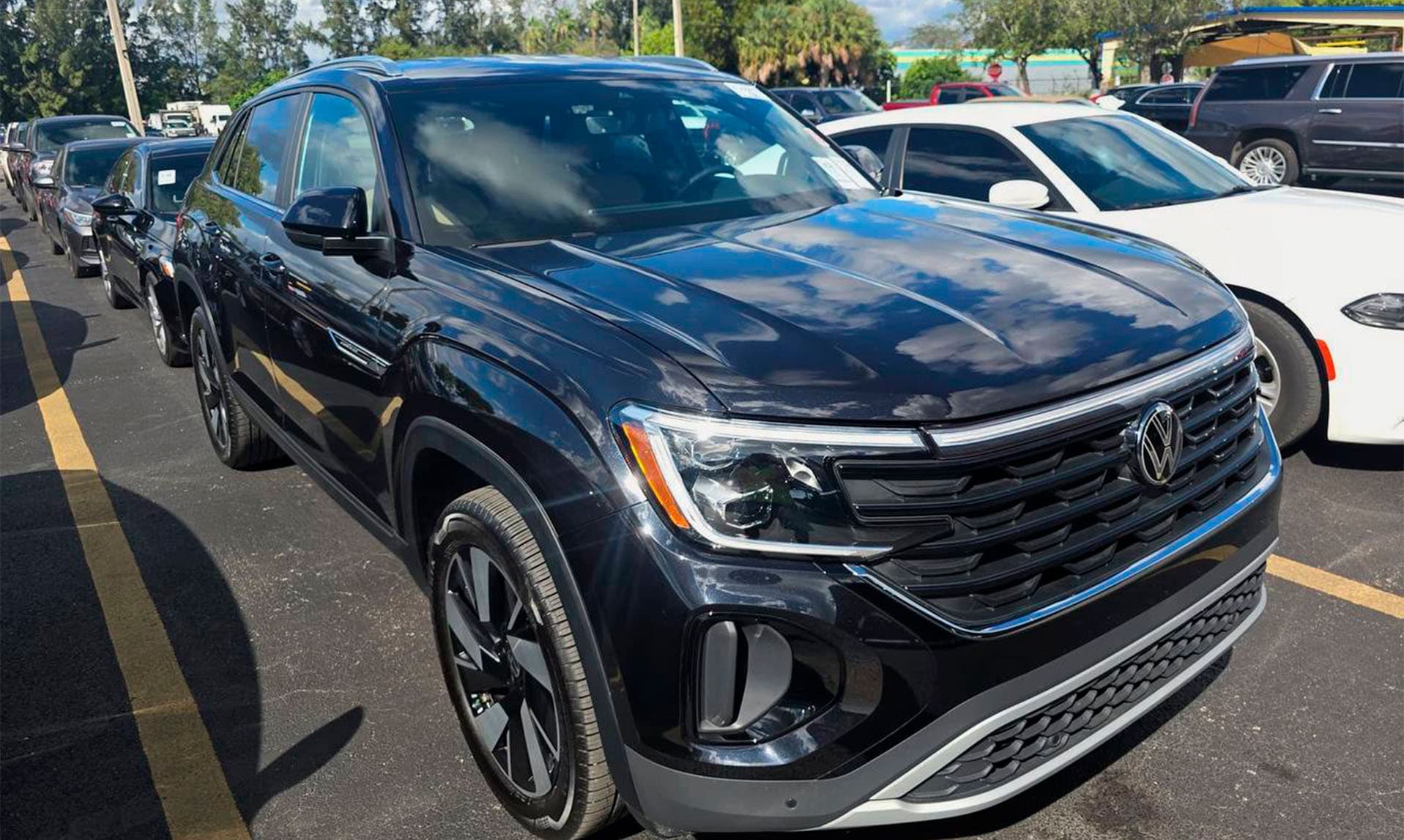 Volkswagen Atlas Cross Sport 2.0T SE - фото 5